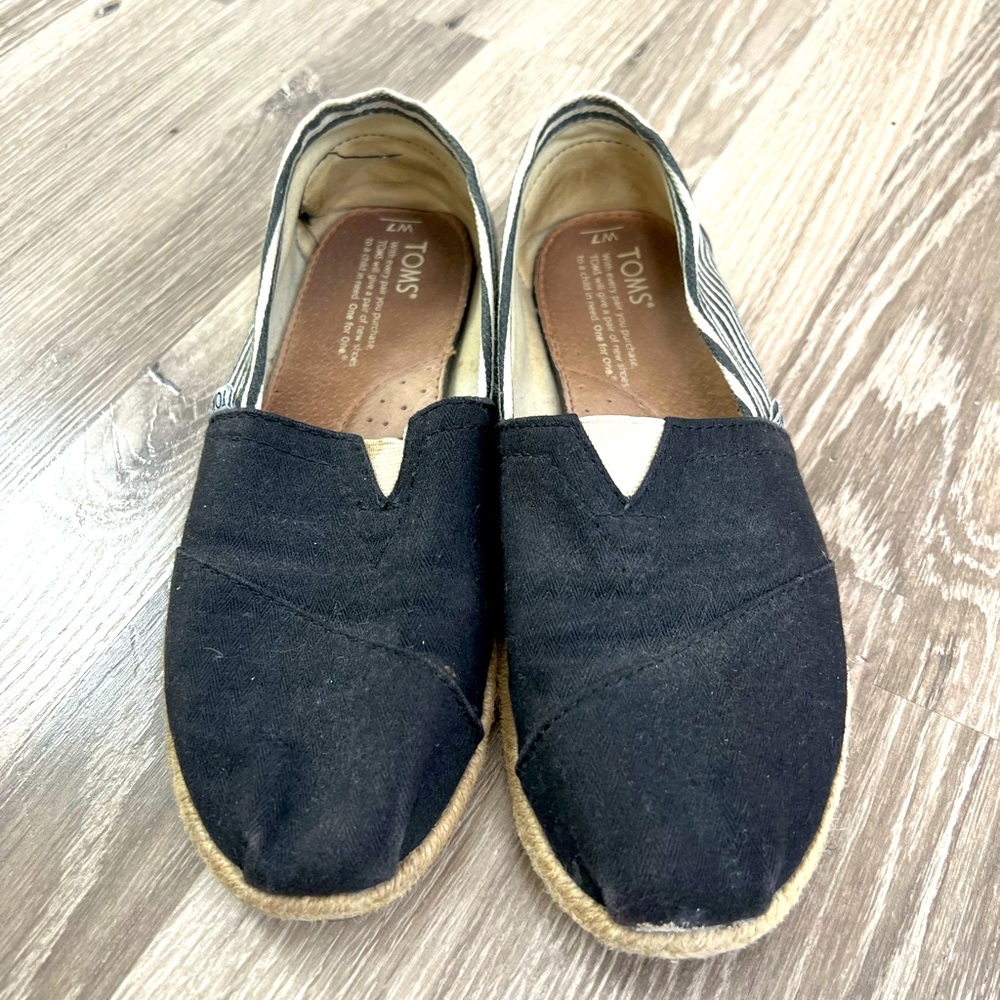 Black striped Tom’s Sneaker